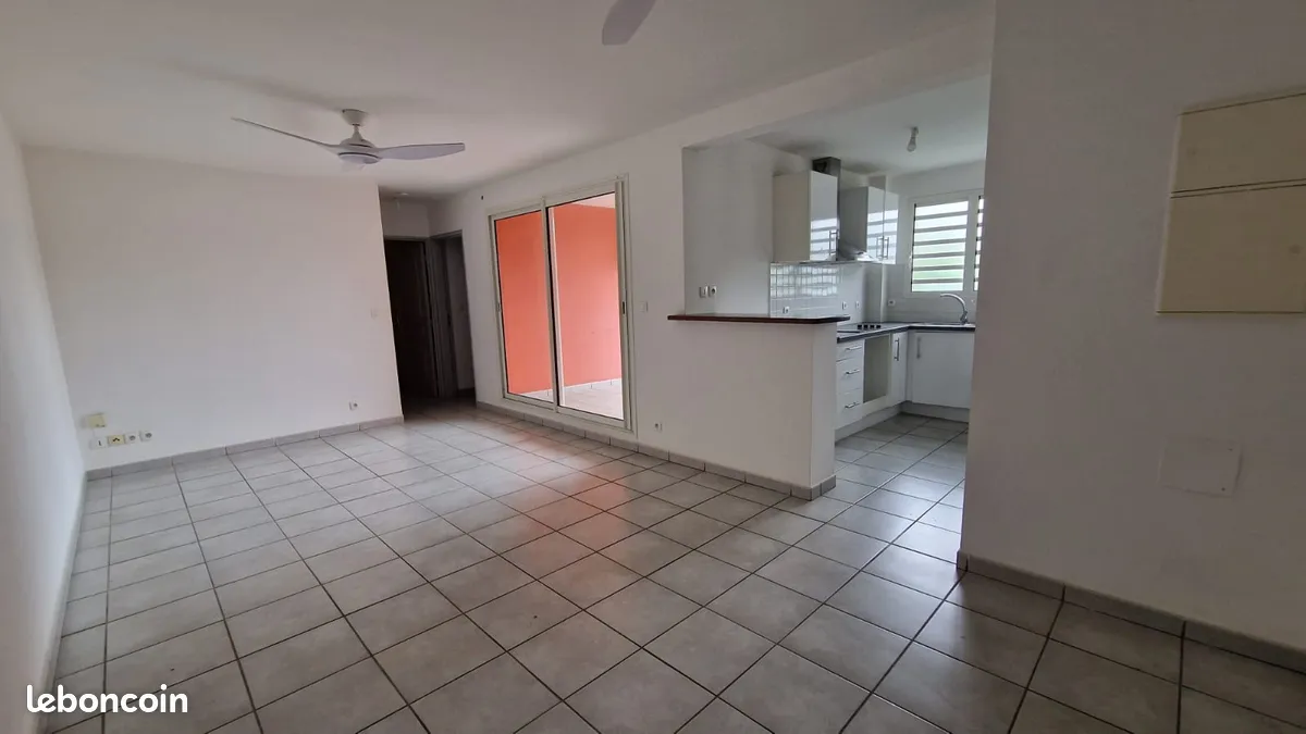 Exemple avant retouche photo immobilière d’un séjour lumineux